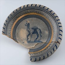 Majolica plate, polychrome with dromedary in the mirror, plate dish crockery holder soil find ceramic earthenware glaze tin