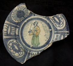 Polychrome majolica plate with Chinese and rim in Wanli style, plate crockery holder soil find ceramic earthenware glaze tin