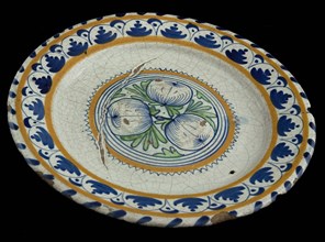 Majolica dish with an ornamental decor along the flag and three apples in the mirror, dish crockery holder soil find ceramic