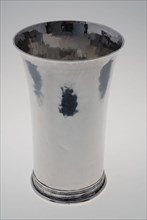 Johan Kaff (?), Smooth supper cup with profile edges above plinth, supper beaker liturgical container silver, hammered Smooth