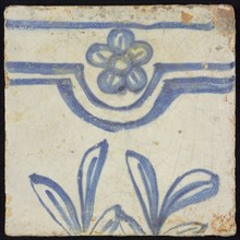 Tile of chimney pilaster, blue on white, horizontal edge with scallop and five-leaved flower, rosette, underneath two continuous