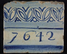 Tile of chimney pilaster, blue on white, between two blue shaded edges 1642, above edge with ornaments, chimney pilaster tile