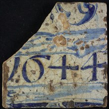 Tile of chimney pilaster, blue on white, between two blue shaded edges 1644, above it floral motifs, chimney pilaster tile