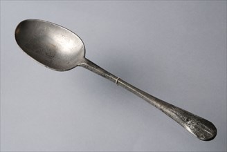 Spoon with egg-shaped bowl and flat handle with rounded end, spoon cutlery soil find tin, cast Oval bowl double seam as