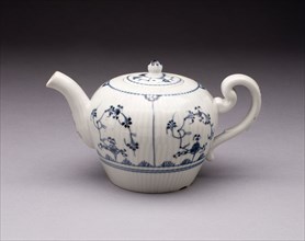 Teapot, 1761/64, Weesp Porcelain Factory, Dutch 1757-1814, Weesp, Hard-paste porcelain with
