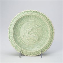 Foliate Dish with Bovine (Xiniu) Gazing at a Crescent Moon, Yuan dynasty (1279–1368), late 13th