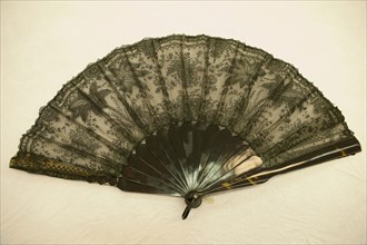 Fan, 1870/1890, France, tortoiseshell(?), ribs, slips, and guardsticks, silk, bobbin lace, lined