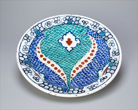 Dish (Tabaq) with Scale Pattern and Serrated Leaves, Ottoman dynasty (1299–1923), late 16th