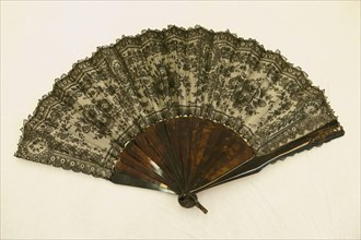 Fan, 1860/70, France, Silk, bobbin straight lace backed by silk 7:1, satin weave, lined with silk,