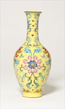 Vase with Floral Scrolls, Qing dynasty (1644–1911), Qianlong reign mark and period (1736–1795),