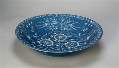 Dish with Chrysanthemums and Stylized Floral Scrolls, Ming dynasty (1368–1644), 15th century,