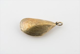 Vinaigrette in the Form of a Mussel Shell, 1876, London, England, London, Silver gilt, 4.5 x 2 cm