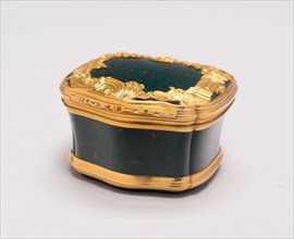 Pill Box, c. 1750/60, London, England, Gold and bloodstone, 2.9 × 4.1 × 3.8 cm (1 1/8 × 1 5/8 × 1