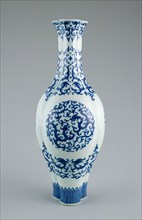 Triple Long-Necked Bottle Vase with Double Dragon Roundels and Elongated Curly Dragons (Gui), Qing