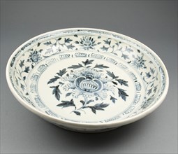 Large Dish with Pomegranate and Leaf Design, Late 15th/early 16th century, Vietnam, near Hoi An,