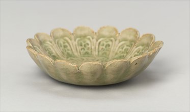 Scalloped Dish with Stylized Floral Sprays and Sickle-Leaf Scrolls, Northern Song (960–1127) or Jin