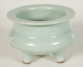 Cylindrical Tripod Censer (Incense Burner) with Cloud-Scroll Feet, Southern Song dynasty