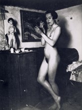 Nina Hard, nude in full figure, putting on make-up, 1921, photograph, 17 x 12.5 cm, unsigned, Ernst
