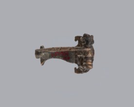 Knuckle-shaped fibula, unknown Roman workshop. Fibula with a flat underside, rounded at the top,