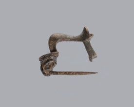 Knuckle-shaped fibula, unknown Roman workshop. Fibula with a flat underside, rounded at the top,