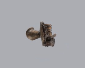 Knuckle-shaped fibula, unknown Roman workshop. Fibula with a flat underside, rounded at the top,