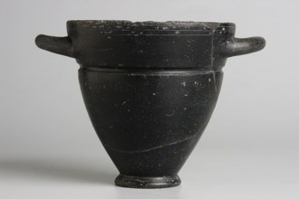 Skyphos, 1st quarter of the 6th century BC, Etruria; vessel; height 9.3 cm, width 9.5 cm., A matte