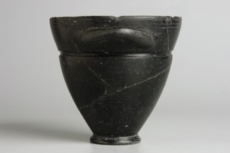 Skyphos, 1st quarter of the 6th century BC, Etruria, vessel, height 9.3 cm, width 9.5 cm, A dark,