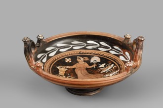 Red-figure patera-phiale depicting a woman with a fan and basket, Classified Gallo-Classical