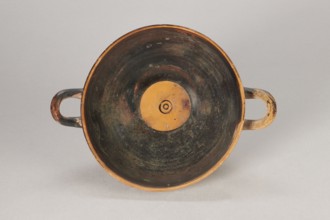 Black-figure kylix with Greek inscription, Archaic kylix form between a band/ribbon kylix and an