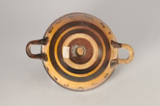 Black-figure kylix with Greek inscription, Archaic kylix form between a ribbon kylix and an eye