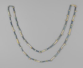 Necklace, disc-shaped and tubular beads; necklace consisting of 52 tubular beads, 118 flat beads