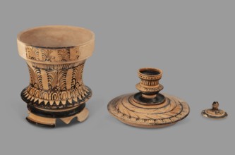 Pyxis with a lid, unknown Boeotian workshop. Pyxis with a lid with a high handle. Cylindrical body