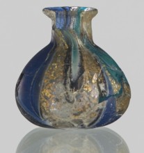 Unguentarium with carnation with a gold ribbon; bulging belly. 1st half of the 1st century BC.