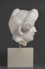 Portrait of a Roman woman, Head with a broad, round full face and a triangular forehead; elaborate