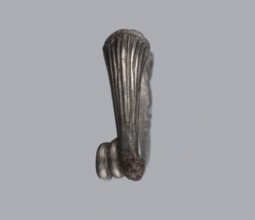 Snake-headed fibula, unknown Southern Italian workshop. Fibula with an arched, thick hoop. The hoop