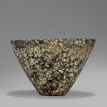 Bowl with high walls, widening towards the top. The rim is rounded and slightly beveled inwards.