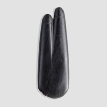 Amulet in the shape of two fingers index and middle with marked nails and skin folds; the back of