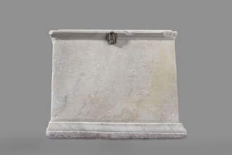 Urn with a depiction of swans, unknown Roman workshop. Main plate: the urn's box is trapezoidal in