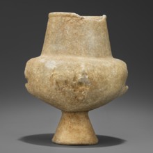 Stone vessel kandila, Body shaped as a flattened hemisphere with four evenly spaced, ribbed