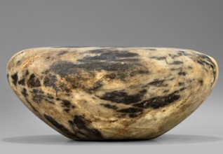 Stone vessel, stone, in the shape of a bird's nest with flat broad shoulders and a small unbordered