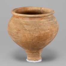 Beaker, unknown Northern Mesopotamian workshop; stemmed beaker; clay; Beaker with a bulging bowl,