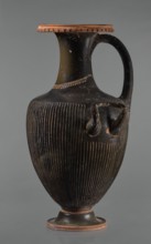 Black-finned hydria with fluting, unknown Apulian workshop. Hydria with fluting belly. Red clay.
