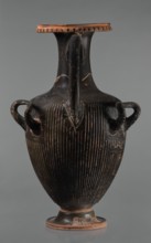 Black-finned hydria with fluting, unknown Apulian workshop. Hydria with fluting belly. Red clay.