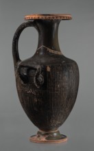 Black-finned hydria with fluting, unknown Apulian workshop. Hydria with fluting belly. Red clay.