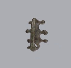 Fibula a Drago, One-piece bronze fibula with an arched ring of circular cross-section bearing four