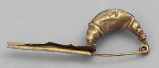 Leech fibula with an elongated stem. The swollen, profiled ring at the ends is decorated with a