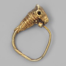 Earring decorated with a bull's head; bucranium ornament; pendants; goldsmithery; 3rd century BC;