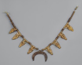 Necklace with eight amphorae and a crescent, The necklace consists of eight gold amphorae; the