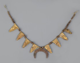 Necklace with eight amphorae and a crescent, Necklace of gold with crescents ornament, goldsmithing