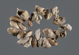 Shell necklace or bracelet, unknown northern Mesopotamian workshop, jewellery, Early Jazira III